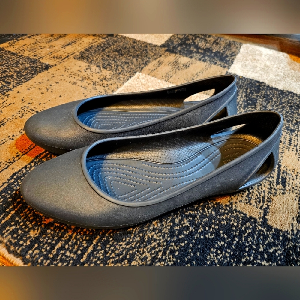 Womens Crocs Flats Size 10